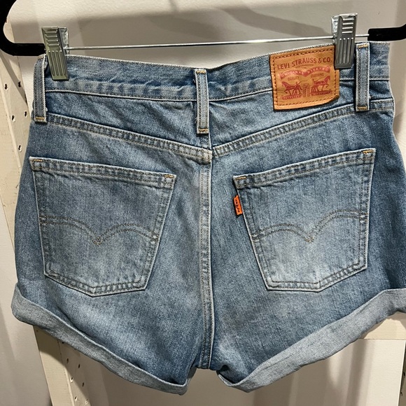 Levis denim shorts Size 28 waist. Fits w26 as well - Picture 2 of 4